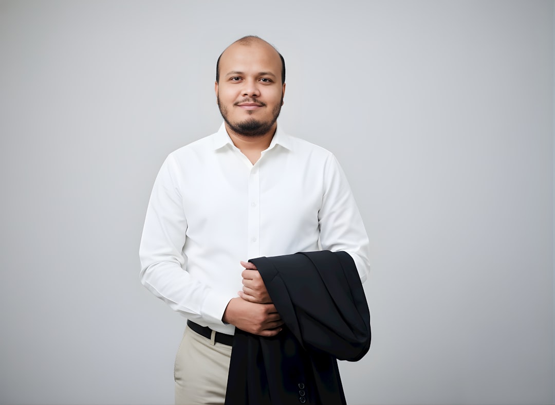 une holding company est une société qui détient et gère des participations dans d'autres entreprises, facilitant la gestion stratégique et financière du groupe.