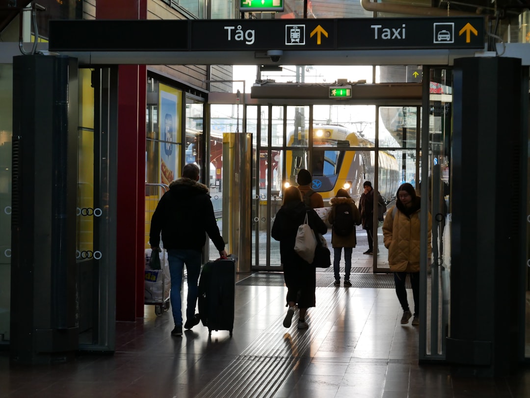 découvrez les avantages et les défis du travail transfrontalier, ou cross-border commuting, permettant de vivre dans un pays et de travailler dans un autre.